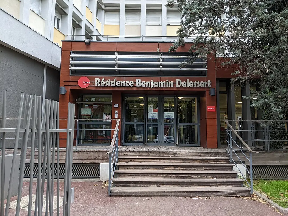 Entrée de la résidence universitaire Benjamin Delessert du Crous à Lyon, avec son enseigne